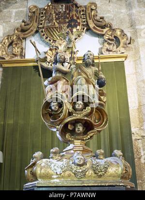 Heilige Dreifaltigkeit. Gott als drei wesensgleich Personen. Der Vater, der Sohn und der Heilige Geist. Skulptur. Jakobskirche. Betanzos. Galizien. Spanien. Jakobsweg. Stockfoto