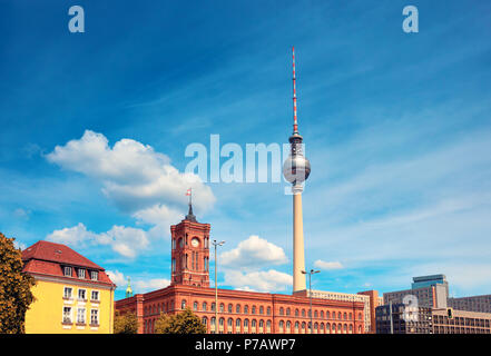 Auf Fernsehturm und dem Roten Rathaus am Alexanderplatz in Berlin an einem sonnigen Tag, text Raum Stockfoto