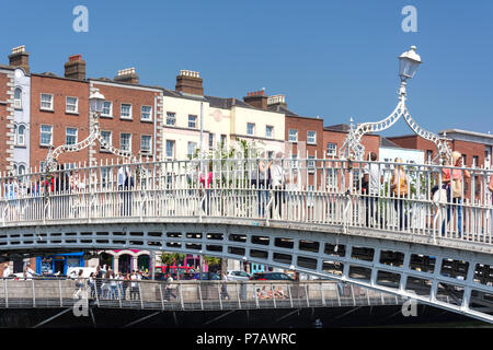 19 Ha'Penny Bridge über den Fluss Liffey, Wellington Quay, Dublin, Provinz Leinster, Republik von Irland Stockfoto