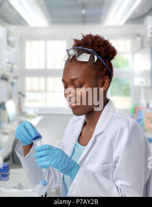 Afrikanische - amerikanische Wissenschaftler oder Schulabgänger in Laborkittel und Schutzkleidung mit Samples arbeiten im modernen Labor Stockfoto