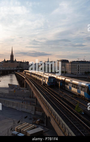 Stockholm Waterfront und Riddarholm Kirche, von Södermalm, Stockholm, Schweden bei Sonnenuntergang gesehen Stockfoto