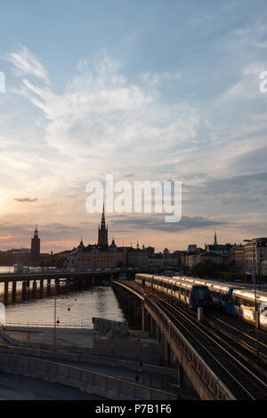 Stockholm Waterfront und Riddarholm Kirche, von Södermalm, Stockholm, Schweden bei Sonnenuntergang gesehen Stockfoto