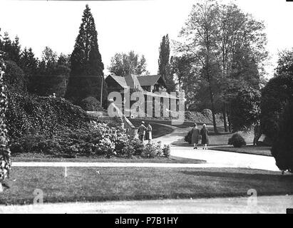 . Englisch:'s Park Superintendentenhaus, der Lodge, Point Defiance Park, Tacoma, Washington, Ca. 1919. Englisch: Die Lodge im Jahre 1898 gebaut ist das älteste Gebäude in Point Defiance Park. Es diente als der Park Betriebsleiter home bis 1980. Auf der Hülse der Negativen: Point Defiance Park. Themen (LCTGM): Wohnungen - Washington (State) - Tacoma; Parks - Washington (State) - tacoma Themen (LCSH): Point Defiance Park (Tacoma, Washington); Park Gebäude - Washington (State) - Tacoma, Tacoma (Washington) - Gebäude, Strukturen, etc. Ca. von 1919 62 Park Superintendentenhaus, der Lodge, Point Defiance Park, Tacoma Stockfoto