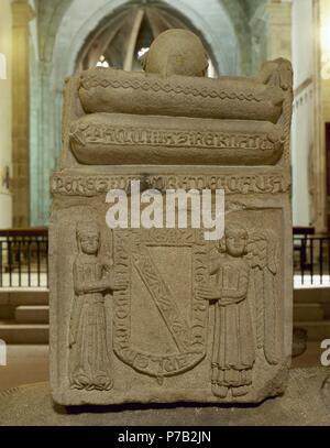 Fernan Perez de Andrade (d.1397). Spanische Ritter. Grab mit Reliefs, die Darstellung der liegenden Figur des Ritters und das Wappen der Familie Andrade. St. Francis Church. Betanzos. Spanien. Stockfoto