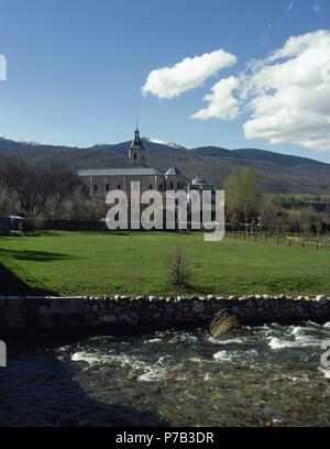 Spanien. Autonome Gemeinschaft Madrid. Rascafria. Panorama von Kloster Santa Maria von El Paular und erstens den Fluss Lozoya. Stockfoto