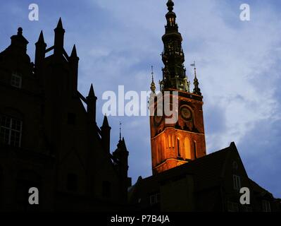 Polen. Danzig. Rathaus (Ratusz). 14. Jahrhundert. Turm. Nachtansicht. Stockfoto