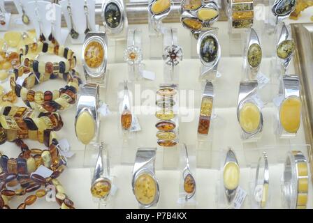 Polen. Danzig. Bernsteinschmuck. Schaufenster. St. Mary Street. Stockfoto