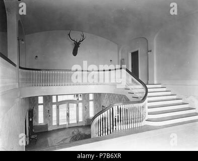 . Englisch: Tacoma Land und Golf Club, innen Eingang, in der Nähe von American See, Tacoma, Washington, Ca. 1910. Englisch: Zeigt die Treppe montiert mit hirschkopf an der Wand. Auf der Hülse der Negativen: Tacoma Country Club innen Eingang Themen (LCTGM): Treppen - Washington (State) - Tacoma; Türen & Tore - Washington (State) - Tacoma; Eingang Hallen - Washington (State) - Tacoma; Land Vereine - Washington (State) - tacoma Themen (LCSH): Tacoma Land & Golf Club (Tacoma, Washington); Jagdtrophäen - Washington (State) - Tacoma. ca. 1910 78 Tacoma Land und Golf Club, innen Eingang, in der Nähe von Amer Stockfoto