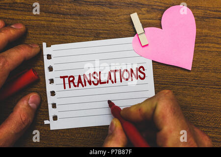 Schreiben Hinweis Übersicht Übersetzungen. Business foto Präsentation Schriftliche oder gedruckte Prozess der Wörter übersetzen Text Voice Pitch Büroklammer papercl Stockfoto