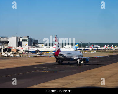 Einen British Airways Airbus A320 am Flughafen Gatwick, England Stockfoto