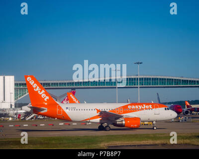 Eine Easyjet Airbus A 319 am Flughafen Gatwick, England Stockfoto