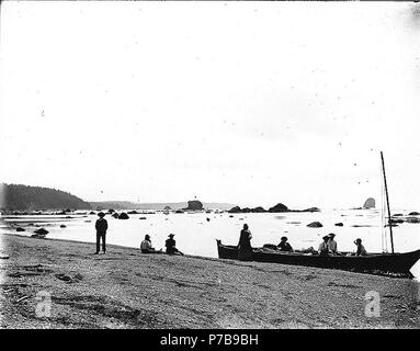 . Englisch: Gruppe mit Kanu am Strand, am Cape Alava in Richtung Süden auf Hochzeit Rock, Washington, Ca. 1903. Englisch: Eventuell Makah Indianer. Themen (LCTGM): Kanus - Washington (State) - Cape Alava, Strände - Washington (State) - Cape Alava Themen (LCSH): Cape Alava (Washington); Hochzeit Rock (Wash.). ca. 1903 43 Gruppe mit Kanu am Strand, am Cape Alava in Richtung Süden auf Hochzeit Rock, Washington, ca 1903 (BAR 78) Stockfoto
