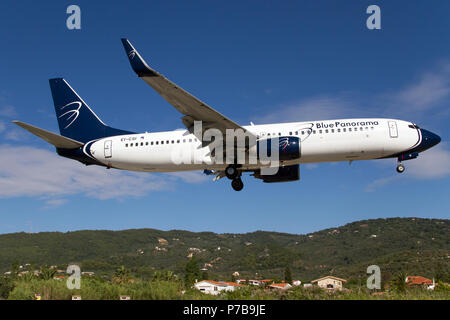 Blu Panorama Airlines Boeing 737-800 voll mit italienischen Urlauber Landung am Flughafen Skiathos, Sporaden, Griechenland Stockfoto