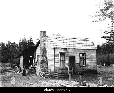 . Englisch: Homestead, Haus und Grund, wahrscheinlich Washington State, Ca. 1905. Englisch: Zeigt drei kleine Kinder außerhalb des Hauses mit Schindeldach und gemauerten Schornstein, Lean-in zurück. Auf der Hülse der Negativen: Log Cabin, Lean, außerhalb Schornstein, Kinder. Themen (LCTGM): Homesteading - Washington (State); Log Cabins - Washington (State); Wohnungen - Washington (State); Lean-tos - Washington (State); Kinder - Washington (State). ca. 1905 45 Homestead, Haus und Grund, wahrscheinlich Washington State, ca 1905 (BAR146) Stockfoto