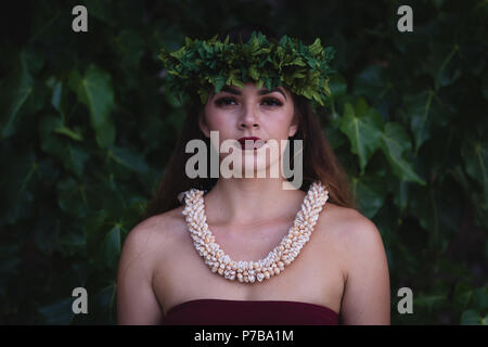 Hawaii Hula Tänzer im Kostüm Stockfoto