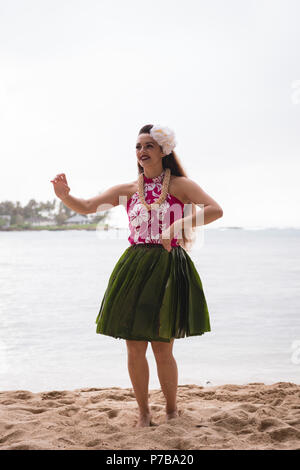 Hawaii Hula Tänzer im Kostüm tanzen Stockfoto