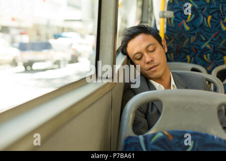 Mann schlafend im Bus Stockfoto