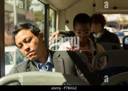 Mann schlafend im Bus Stockfoto