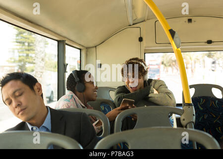 Mann schlafend im Bus Stockfoto