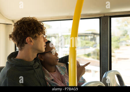 Paar Reisen im Bus Stockfoto