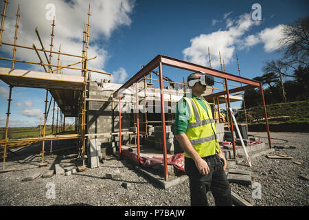 Ingenieur mit VR-Headset an der Baustelle Stockfoto