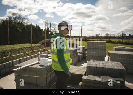 Ingenieur mit VR-Headset an der Baustelle Stockfoto