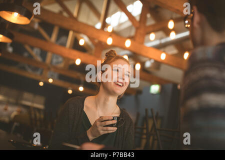 Paar Kaffee an der Theke Stockfoto