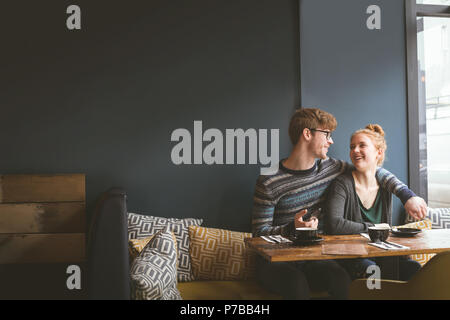 Paare, die miteinander sprechen, im Cafe