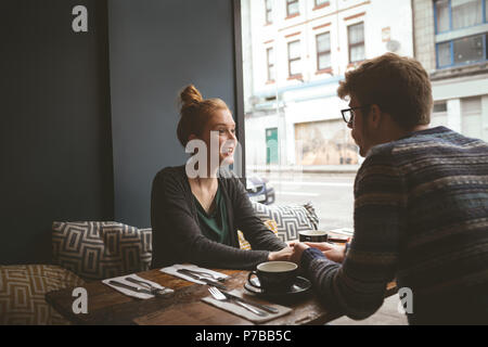 Paar Hände halten im Cafe Stockfoto