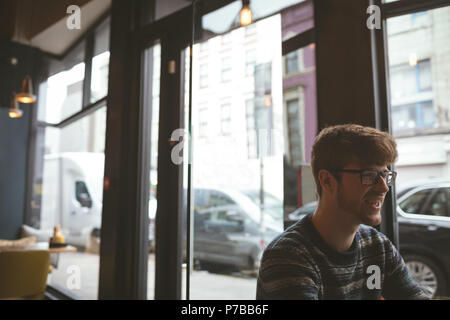 Junger Mann im Cafe Stockfoto