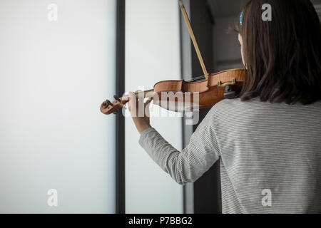 Schülerin spielen Geige in der Musik Schule Stockfoto