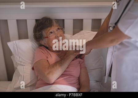 Physiotherapeut trostreiche eine ältere Frau Stockfoto