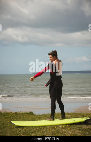 Surfer mit Surfbrett fertig zum Surfen Stockfoto