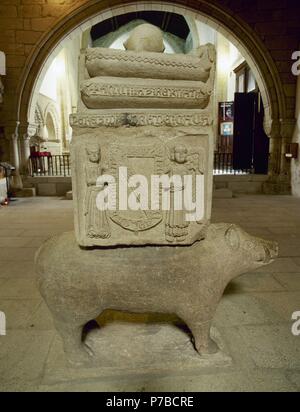 Fernan Perez de Andrade (d.1397). Spanische Ritter. Grab mit Reliefs, die Darstellung der liegenden Figur des Ritters und das Wappen der Familie Andrade. St. Francis Church. Betanzos. Spanien. Stockfoto