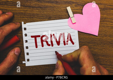 Schreiben Hinweis Übersicht Trivia. Business Foto präsentiert Stücke von unbedeutenden Info von etwas, das jemand irgendwo Kleine pitch Büroklammer Büroklammer lo Stockfoto