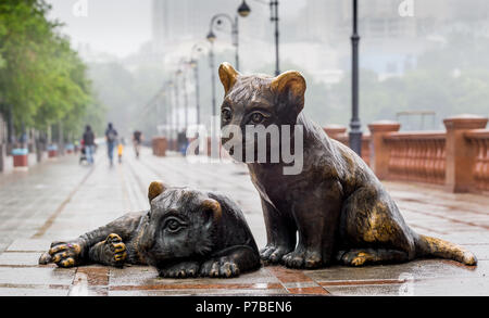 Russland, Wladiwostok, 06/30/2018. Bronze Skulptur "Little Tigers" auf dem Bahndamm in der Innenstadt. Es ist ein Geschenk des World Wildlife Fund (WWF). Stockfoto