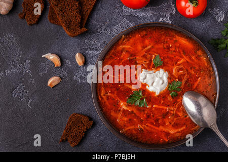 Ukrainische und russische traditionelle rote Suppe - borsch, Ansicht von oben. Stockfoto