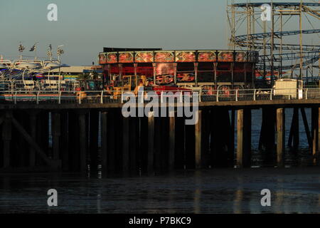 Küstenlandschaften - Malerische Aussicht auf Clacton Pier, Amusement Rides & Helter Skelter. Am späten Nachmittag. Clacton, Essex, Sommer 2018. Stockfoto