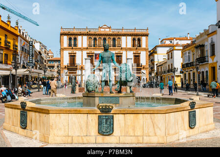 Ronda, Spanien, April 05, 2018: Die Statue des Herkules mit zwei Löwen, Plaza del Socorro, Ronda, Spanien Stockfoto