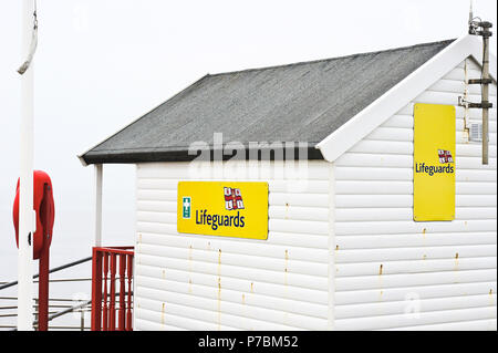 Southwold, UK - 25. MÄRZ 2018: Teil von einem Rettungsschwimmer Hütte am Meer, Southwold, Suffolk. Stockfoto