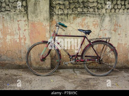 Bodhgaya, Indien - 9. Juli 2015. Ein altes Fahrrad auf Straße in Bodhgaya, Indien. Bodhgaya ist die am meisten verehrten aller buddhistischen Heiligen Stätten. Stockfoto