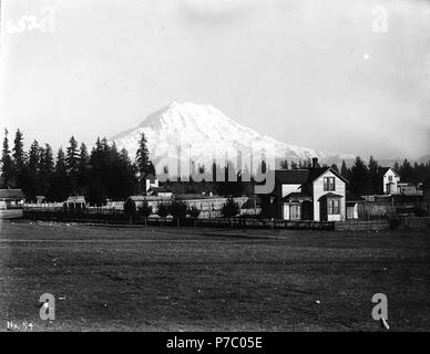 . Englisch: Mount Rainier von Spanaway, Washington gesehen, Ca. 1907. Englisch: Auf der Hülse der Negativen: Mount Tacoma. Blick von spanaway. Häuser und Straße im Vordergrund. Themen (LCTGM): Berge - Washington (State); Wohnungen - Washington (State) - spanaway; Straßen-- Washington (State) - spanaway Themen (LCSH): Rainier, Mount (Wash.); Spanaway (Washington) - Gebäude, Strukturen, etc. ca. 1907 58 Mount Rainier gesehen von Spanaway, Washington, ca 1907 (BAR67) Stockfoto