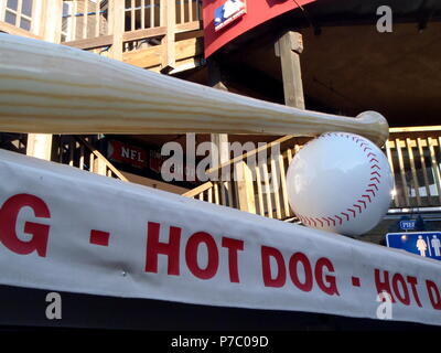 Zwei amerikanische Ikonen am Pier 39 San Francisco: Baseball und Hot Dogs Stockfoto