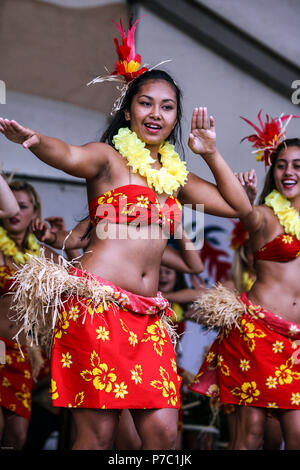 Kulturelle Gruppe aus Samoa tanzen auf der Bühne Pasifika Festival in Western Springs in Auckland, Neuseeland Stockfoto