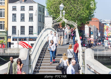 Ha'Penny Bridge von Händlern Arch, Temple Bar, Dublin, Provinz Leinster, Republik von Irland Stockfoto