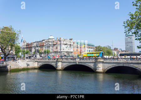 Die O'Connell Brücke über den Fluss Liffey und die O'Connell Street, Dublin, Provinz Leinster, Republik von Irland Stockfoto