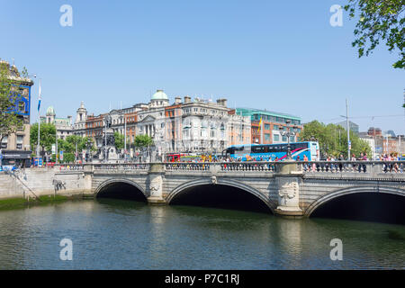 Die O'Connell Brücke über den Fluss Liffey und die O'Connell Street, Dublin, Provinz Leinster, Republik von Irland Stockfoto