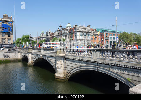 Die O'Connell Brücke über den Fluss Liffey und die O'Connell Street, Dublin, Provinz Leinster, Republik von Irland Stockfoto