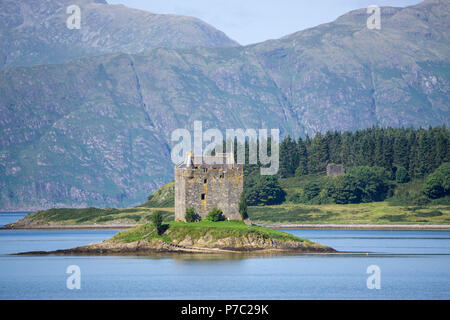 Castle Stalker (Caisteal eine stalcaire) ist eine vier-stöckigen Turm Haus oder malerisch auf einer Gezeiten Insel auf Loch Laich, ein Eingang aus Loch Linnhe zu halten Stockfoto