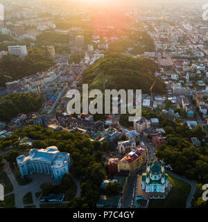Antenne Panoramablick auf den Andrejewski Abstieg bei Sonnenuntergang mit der St. Andrew's Church und smaragdgrünen Hügel Stockfoto
